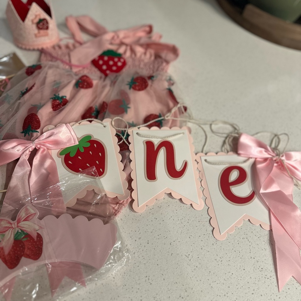 🍓🎀Berry first birthday Outfit and decor! 🎀🍓 - Picture 9 of 14